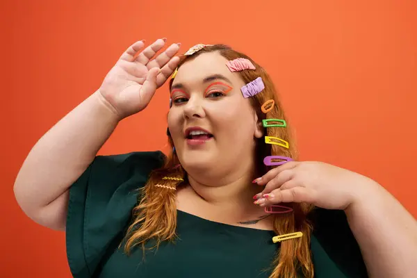 Esta bela mulher plus size brinca ajusta clipes de cabelo coloridos, irradiando confiança e alegria. — Fotografia de Stock