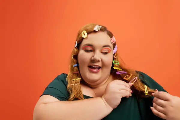 This cheerful plus size woman styles her hair with bright clips that showcase her fun vibe. — Stock Photo