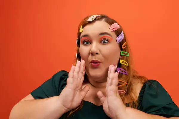 A beautiful plus size woman joyfully poses with colorful hair clips, showcasing her playful spirit. — Stock Photo