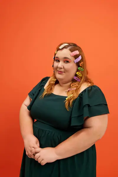 A plus size woman stands gracefully, styled with colorful hair clips in her long hair. — Stock Photo