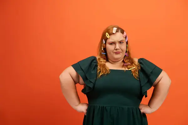 Una mujer segura de tamaño grande muestra pinzas de pelo coloridas y su personalidad vibrante. - foto de stock