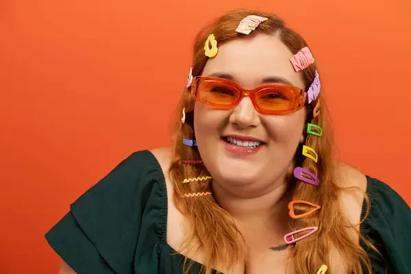 Un alegre más modelos de mujer de tamaño único moda y accesorios juguetones en un entorno brillante. - foto de stock