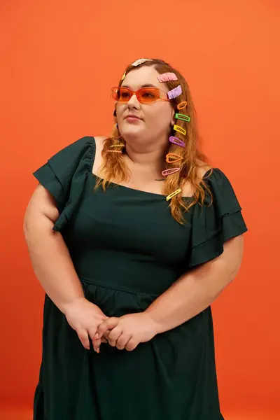 A confident plus size woman shines in her unique style and colorful accessories. — Stock Photo