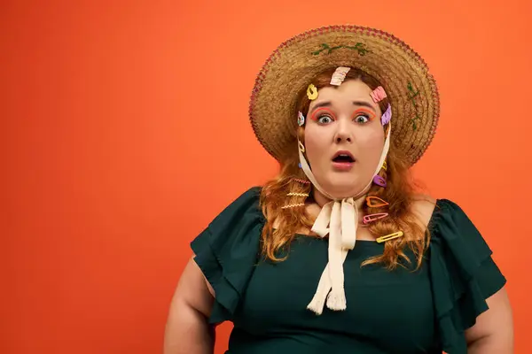 Uma mulher plus size mostra sua personalidade vibrante com uma expressão chocada e clipes de cabelo animados. — Fotografia de Stock