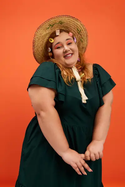 A cheerful plus size woman with colorful accessories exudes confidence and joy in her attire. — Stock Photo