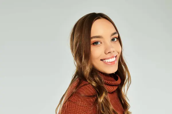 Joyeux femme habillée en tenue élégante posant sur fond blanc. — Stock Photo