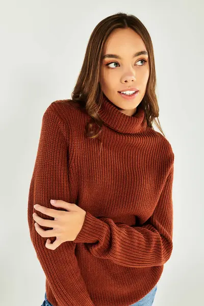 A chic young woman embodies autumn on white backdrop. — Stock Photo