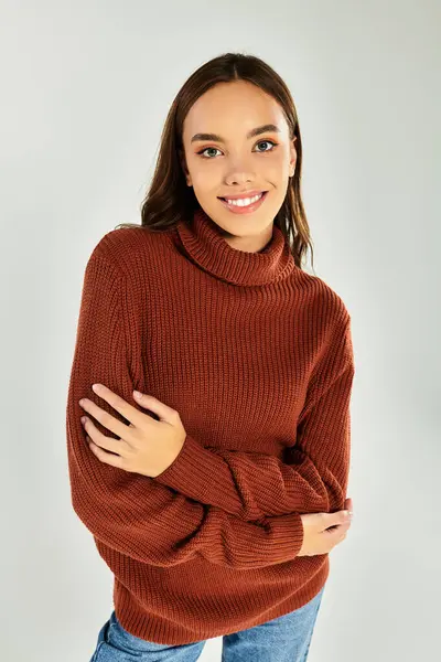 Uma jovem mulher bonita sorri vestindo uma camisola encantadora. — Fotografia de Stock