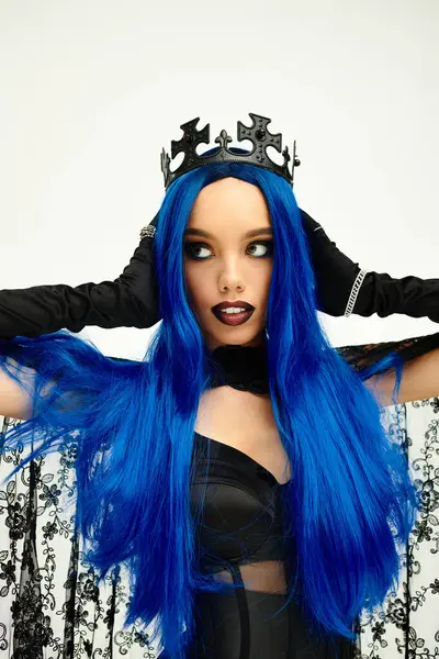 In a stunning Halloween outfit, the young woman shows off her vibrant blue hair and crown. — Stock Photo