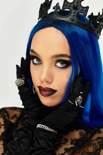 Dressed in an elegant Halloween outfit, a young woman poses with confidence and creativity. — Stock Photo