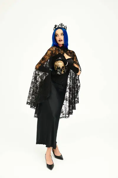Uma mulher deslumbrante vestida com uma roupa gótica de Halloween abraça o espírito da temporada. — Fotografia de Stock