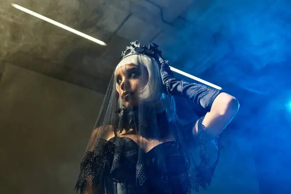 Dressed in an elaborate Halloween costume, the young woman captivates with her striking presence. — Stock Photo