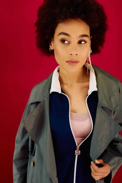 A young woman expresses deep emotion while confidently showcasing her unique style. — Stock Photo
