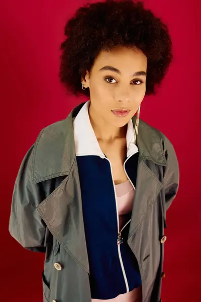 A young woman with curly hair portrays deep emotions in a colorful atmosphere. — Stockfoto