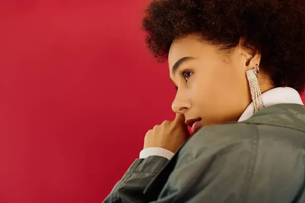 Una joven, iluminada por una cálida luz, contempla atentamente la vida. — Stock Photo