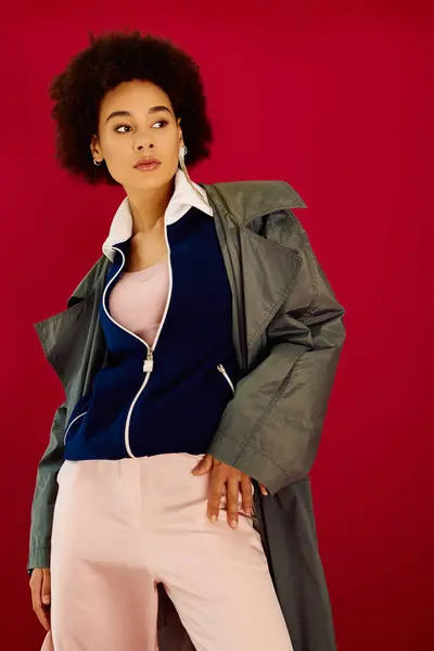 An expressive young woman stands confidently in a fashionable outfit, radiating emotion. — Stock Photo