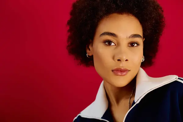 Une jeune femme transmet des émotions profondes dans un contexte audacieux et coloré. — Photo de stock