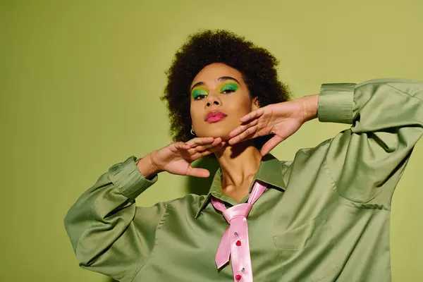 A young woman with an expressive gaze poses gracefully, her outfit accentuating her bold creativity. — Stock Photo