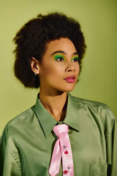 The young woman gazes thoughtfully, her makeup and attire showcasing vivid colors and creativity. — Stock Photo