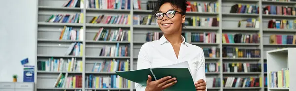 A devoted teacher smiles while preparing for an engaging lesson in a lively classroom. — Stock Photo