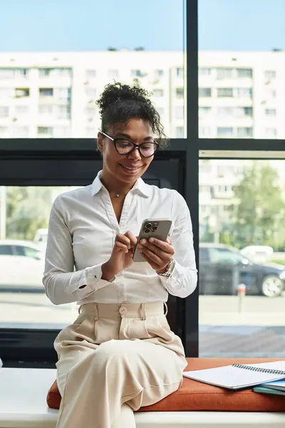 Un insegnante dedicato si connette con i suoi studenti utilizzando uno smartphone mentre è alla sua scrivania. — Stock Photo