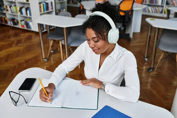 The passionate teacher facilitates a creative learning experience in a library setting. — Stock Photo