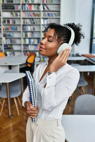 An enthusiastic teacher tunes into music while organizing her materials for engaging lessons. — Stock Photo