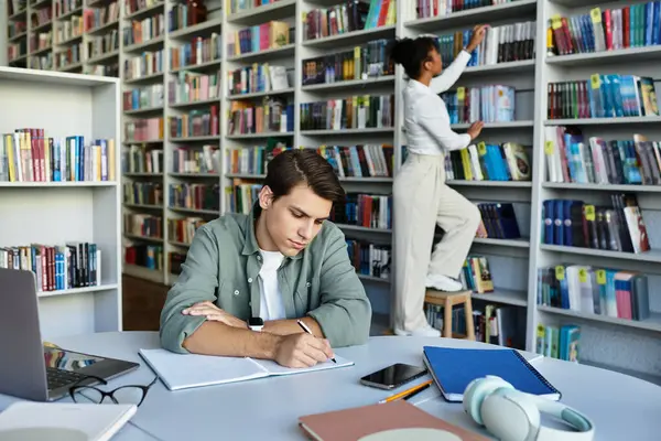 Um professor atencioso ajuda seu aluno enquanto ele escreve notas na atmosfera calmante das bibliotecas — Fotografia de Stock