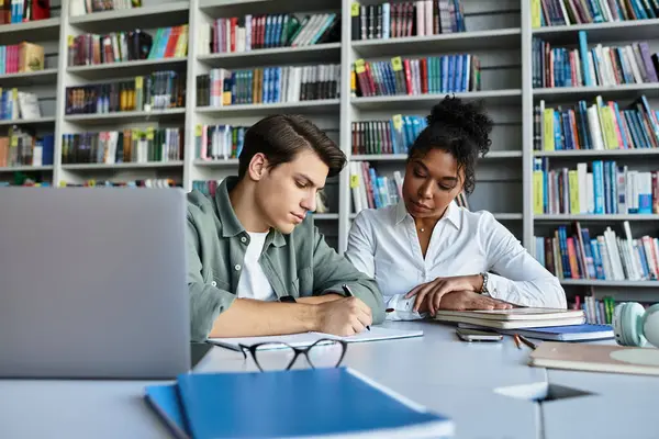 Un educatore appassionato aiuta un giovane studente con i loro studi in una biblioteca locale. — Foto stock