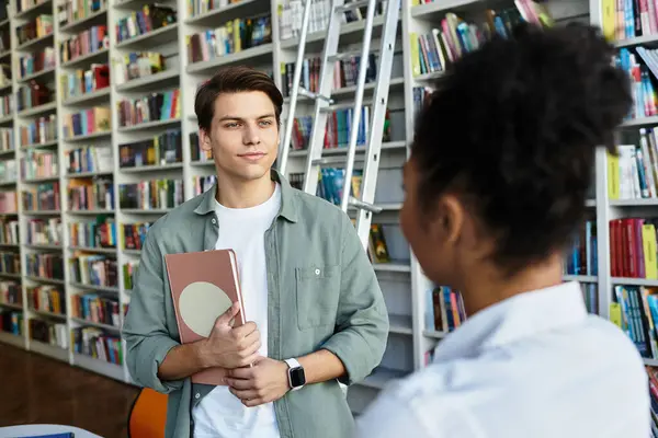 An enthusiastic teacher inspires her students love for learning in a book filled library — Stock Photo