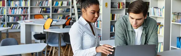 A dedicated teacher guides her student in discovering new concepts with enthusiasm. — Stock Photo