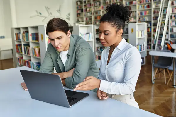 Um professor explica apaixonadamente conceitos para seu aluno atento enquanto usa um laptop. — Fotografia de Stock