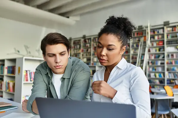 Un insegnante assiste appassionatamente il suo giovane studente con un computer portatile in un ambiente di apprendimento accogliente. — Foto stock
