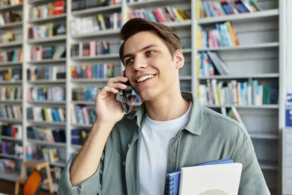 Étudiant avide avec téléphone dans une atmosphère de classe animée. — Photo de stock