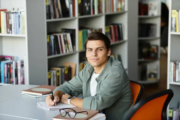 Estudante alegre na escola, estudando duro. — Fotografia de Stock