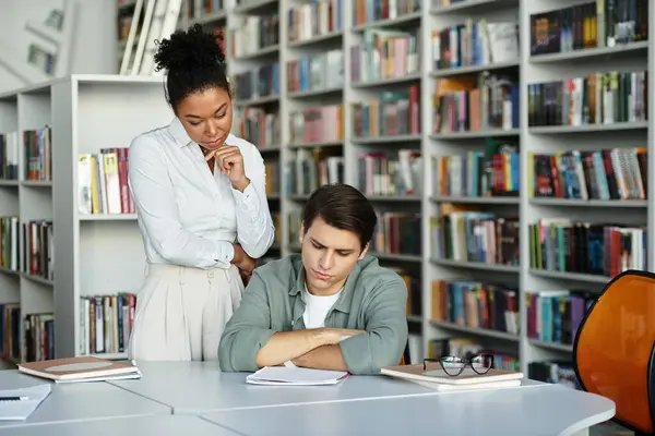 Uma professora dedicada apoia seu jovem aluno enquanto eles navegam juntos nos desafios de aprendizagem. — Fotografia de Stock