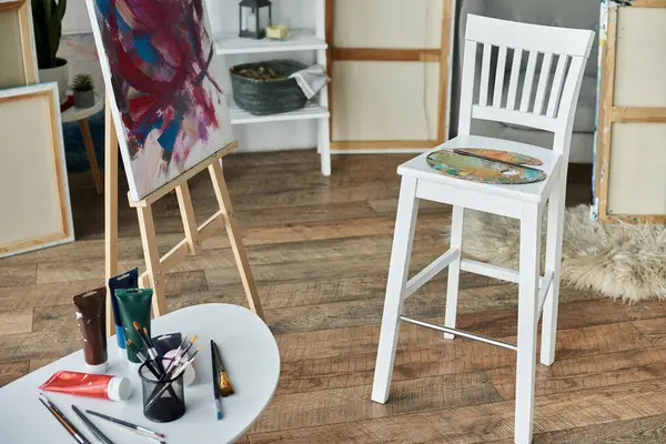 Un acogedor estudio de artistas con un caballete de tela, pinturas vibrantes y un ambiente que chispa creatividad. - foto de stock