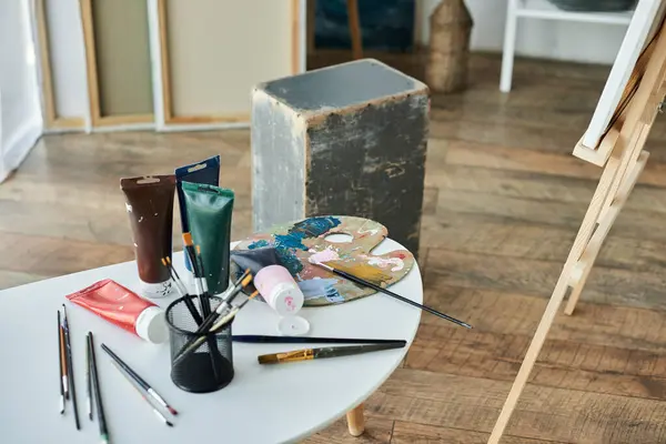 A bright studio paints, tubes and an atmosphere that sparks creativity. — Stock Photo