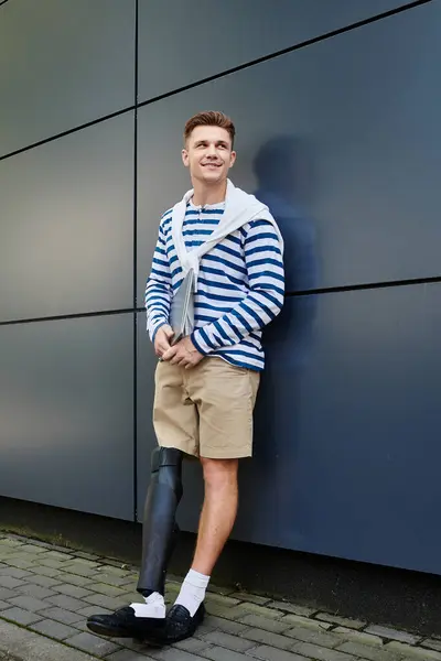 This young man showcases his vibrant style, exuding confidence while leaning against a wall. — Fotografia de Stock