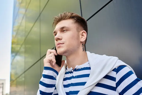 Un giovane uomo elegante parla sul suo telefono, mostrando la sua personalità e la gamba protesica. — Foto stock