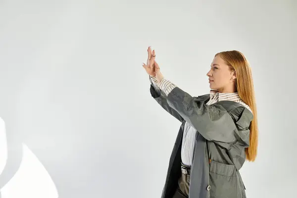 La mujer de pelo largo exhibe su elegante atuendo otoñal en un elegante ambiente de estudio. — Stock Photo