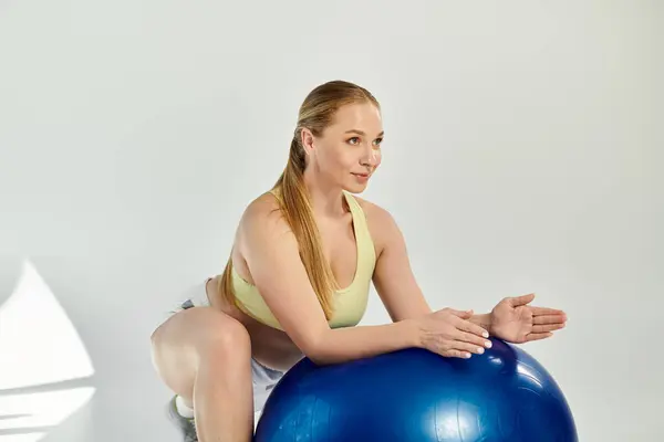 A fit woman performs an engaging workout on a stability ball, showcasing her dedication to fitness. — Stock Photo