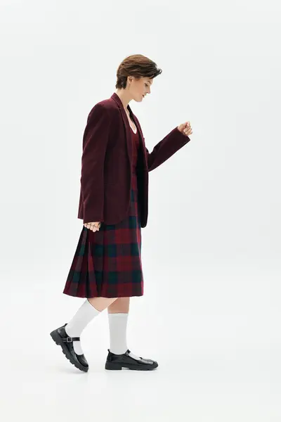 A confident woman walks in cozy, stylish winter clothes, radiating elegance. — Stock Photo