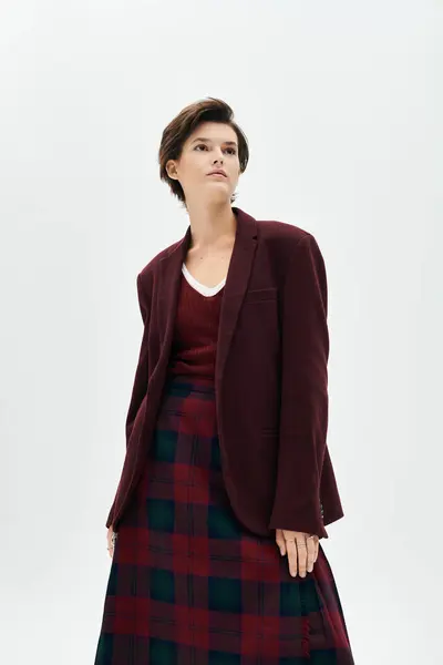 A stunning woman showcases her chic winter style in cozy layers, radiating confidence and elegance. — Stock Photo
