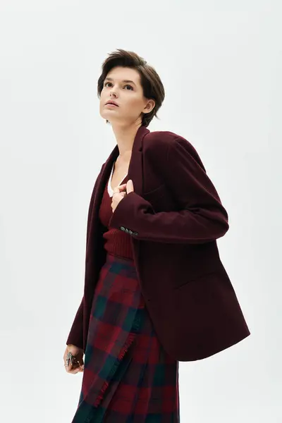 Une femme élégante respire la confiance dans sa tenue d'hiver confortable, parfaite pour la saison froide. — Photo de stock