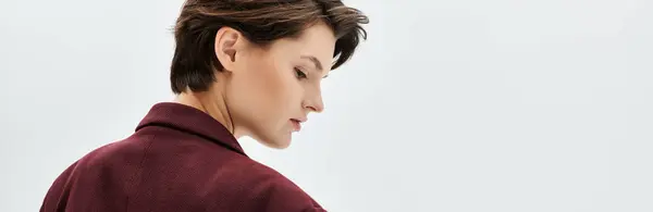 Une belle femme vêtue d'une tenue d'hiver élégante respire la chaleur et l'élégance. — Photo de stock