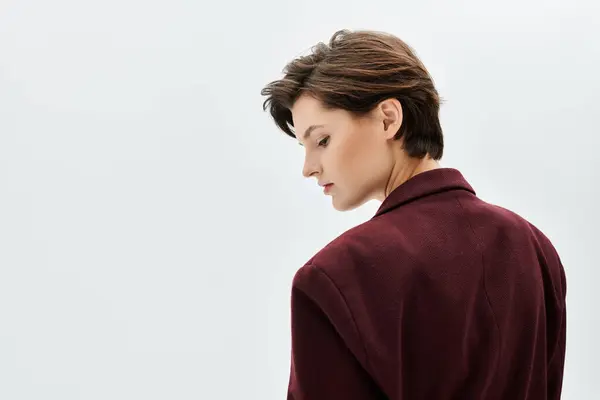The woman gracefully poses in cozy winter attire, highlighting her elegant style and poise. — Stock Photo