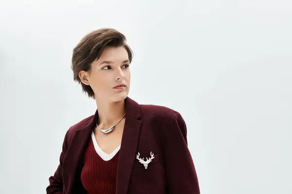 Eine atemberaubende Frau präsentiert ihren schicken Winterstil, der Vertrauen und Wärme ausstrahlt. — Stockfoto