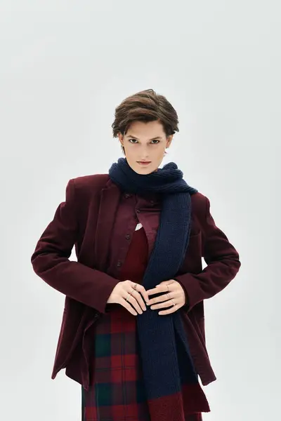 Una donna mozzafiato trasuda eleganza in accogliente abbigliamento invernale, mescolando stile e comfort senza sforzo. — Foto stock