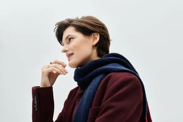 A fashionable woman dressed in warm winter attire thoughtfully gazes off, exuding calm elegance. — Stock Photo